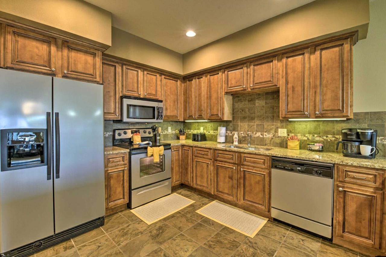 Inviting Branson Condo With Outdoor Dining Area Exteriör bild